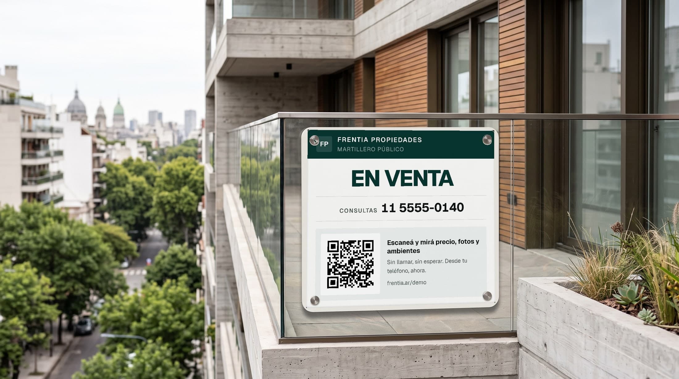 Un cartel de Frentia Propiedades instalado en la baranda de un balcón, con el QR que lleva a la ficha de la propiedad.